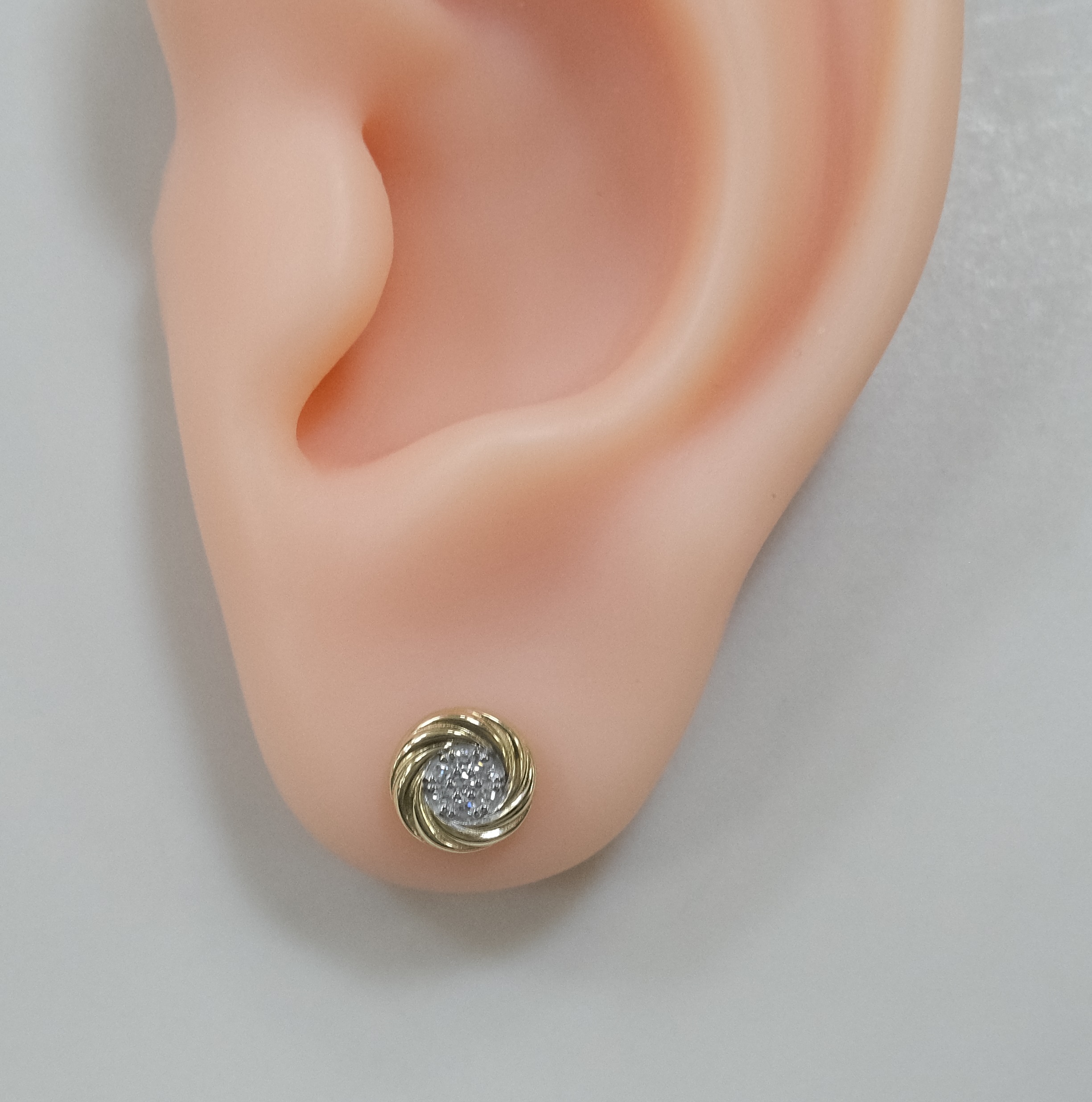 Серьги-пусеты из желтого золота с бриллиантами